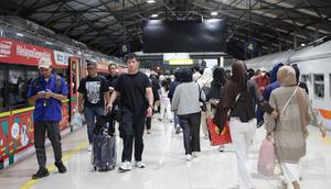 PT Kereta Api Indonesia (Persero) memberikan diskon tarif kereta api sebesar 25 persen bagi pelanggan kereta api jarak jauh berbagai kelas dalam rangka libur Nataru (Natal dan Tahun Baru) 2025. Dok KAI