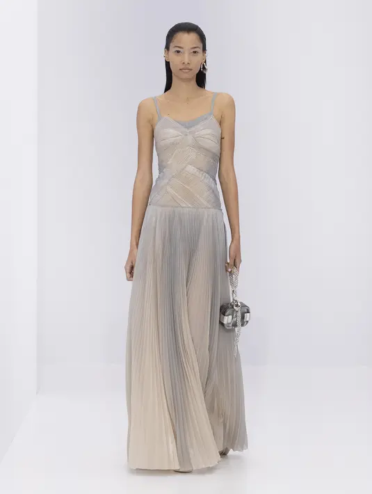 <p>FENDI ingin merayakan para atelier dan perajin yang mewujudkan busana-busana tersebut, kerja keras dan komitmen secara emosional untuk setiap bagian yang hadir di show, baik pembuat, maupun pemakainya. Foto: Document/FENDI.</p>