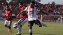 Pemain Persija Jakarta, Vendry Mofu berusaha melewati pemain Bali United pada laga Piala Presiden 2015 di Stadion Kapten I Wayan Dipta, Bali, Minggu (30/8/2015). Hingga babak pertama usai Bali United unggul 3-0 atas Persija. (Bola.com/Vitalis Yogi Trisna)