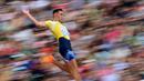 Atlet Swedia, Thobias Montler bertanding dalam babak kualifikasi lompat jauh putra European Championships 2022 di Munich, Jerman pada 15 Agustus 2022. (AFP/Andrej Isakovic)
