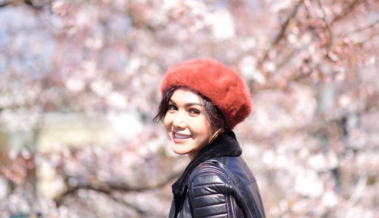 FOTO: Gaya Yuni Shara saat Pakai Topi, Cantik dan Modis - Surabaya Liputan6.com