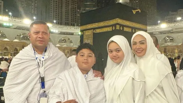 Krisdayanti umroh bareng keluarga [credit: @krisdayantilemos]