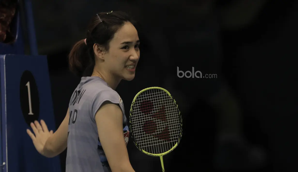 Tunggal putri Thailand, Nitchaon Jindapol, tersenyum saat laga melawan tunggal putri Jepang, Sayaka Sato. Wanita cantik ini sempat membuat kejutan dengan mengalahkan peringkat satu dunia Tai Tzu Ying di babak perempa final. (Bola.com/M Iqbal Ichsan)