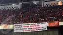 Spanduk dukungan menghiasi tribun penonton dalam pertandingan Indonesia vs Belanda yang digelar di Stadion GBK Jakarta pada 7 Juni 2013 (Liputan6.com/Helmi Fithriansyah)