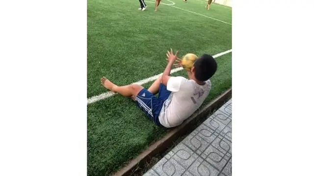 6 Momen Apes saat Main Sepak Bola Ini Bikin Senyum Tipis