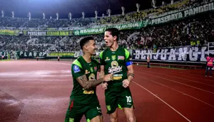 Bruno Moreira berselebrasi dengan Jefferson usai sukses menjebol gawang Persib Bandung di Stadion GBT, Surabaya, Senin (2-3-2026). (Dok. persebaya.id)