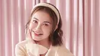 Kian memesona seiring dengan bertambahnya usianya, banyak yang tak percaya jika Rossa sudah menginjak usia 44 tahun. Punya wajah imut, penyanyi dengan nama lengkap Sri Rossa Roslaina Handiyani ini makin manis saat kenakan bando. Selain mempercantik rambut, bando juga bertujuan untuk menjaga tatanan rambut jadi lebih rapi dan agar rambut tidak terkena wajah. (Liputan6.com/IG/@itsrossa910)