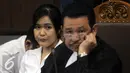 Terdakwa kasus pembunuhan Wayan Mirna, Jessica Kumala Wongso dan penasehat hukumnya menyimak keterangan saksi Ahli Patologi Forensik dari Australia, Profesor Beng Ong di PN Jakpus, Senin (5/9). (Liputan6.com/Helmi Afandi)
