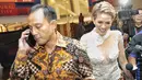 Niki terlihat santai saat dicecar media, berbeda dengan pengusaha Dipo yang terlihat terburu-buru meninggalkan wartawan. Pria yang lebih tua 13 tahun itu tampak gagah mengenakan batik. (Adrian Putra/Bintang.com)