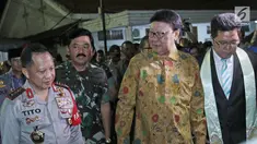 Kapolri Jendral Polisi Tito Karnavian, Panglima TNI Marsekal Hadi Tjahjanto dan Mendagri Tjahjo Kumolo saat tiba di malam Misa Natal di Gereja Protestan Indonesia Barat (GPIB) Immanuel, Gambir, Jakarta, Minggu (24/12). (Liputan6.com/Herman Zakharia)