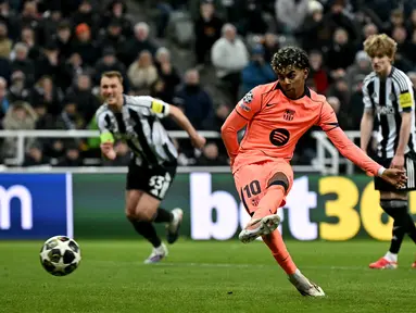 Lamine Yamal menjadi juru selamat Barcelona saat bertandang ke markas Newcastle dalam laga leg 1 babak 16 besar Liga Champions 2025/2026 di Saint James' Park, Inggris, Selasa (10/03/2026). (AFP/Paul Ellis)