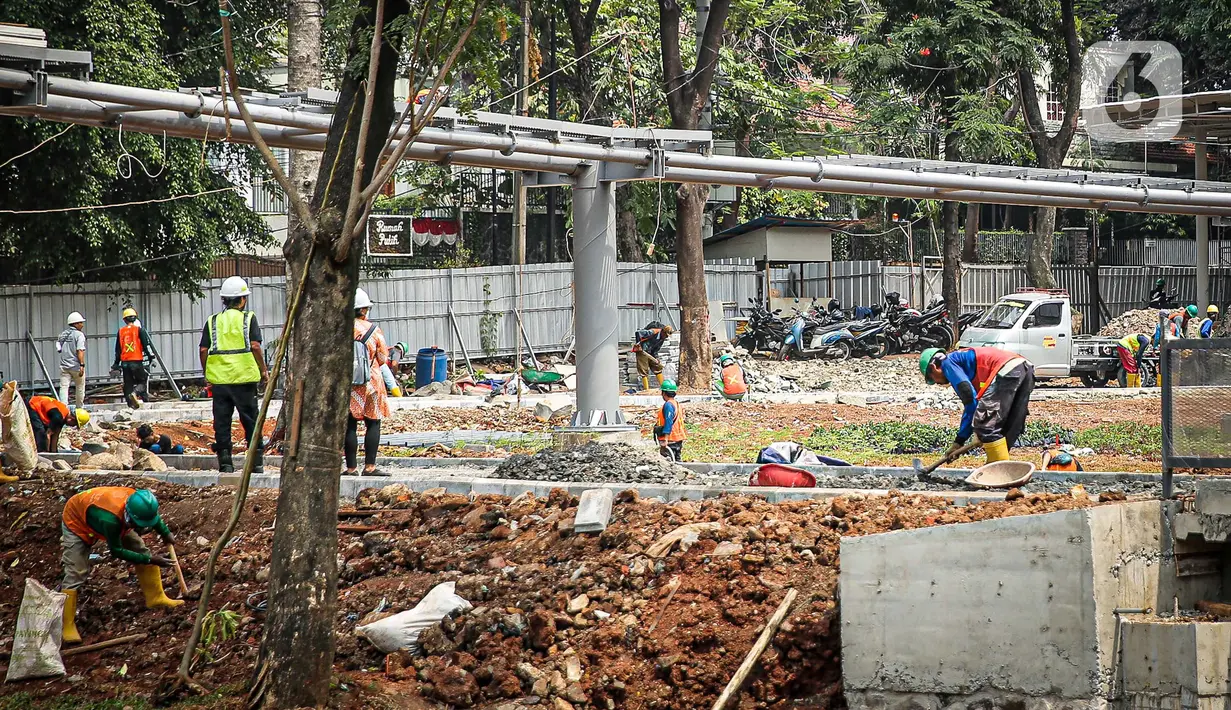 Sejumlah pekerja melakukan revitalisasi Taman Tebet menjadi Tebet Eco Garden di Tebet, Jakarta Selatan, Kamis (14/10/2021). Pembangunan taman seluas tujuh hektare tersebut ditargetkan selesai pada Desember tahun ini. (Liputan6.com/Faizal Fanani)
