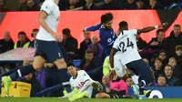 Penyerang Tottenham Hotspur, Son Heung-min, melakukan pelanggaran terhadap gelandang Everton, Andre Gomes, pada laga Premier League di Goodison Park, Minggu (3/11). Tekel tersebut menyebabkan Gomes mengalami patah kaki. (AFP/Oli Scarff)