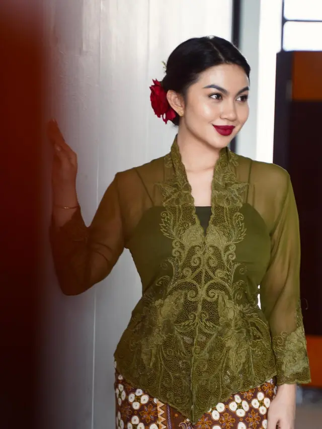 Model Kebaya Ariel Tatum/Instagram @arieltatum