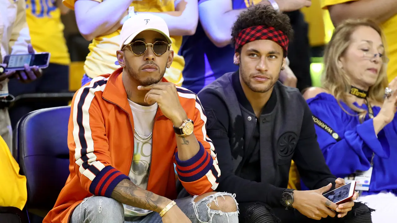 Gaya Neymar dan Lewis Hamilton saat Menyaksikan Final NBA 2017