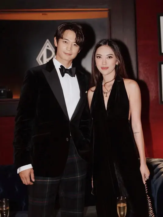 Dalam kesempatan lain, Dindra Nashriyah Putri tampak membagikan potretnya bersama Minho. Keduanya bertemu dalam sebuah event yang digelar di Singapura. Selebgram asal Bandung itu mengunggah juga video singkat pertemuannya dengan member boyband SHINee tersebut. (Liputan6.com/IG/@dindranashriyah)