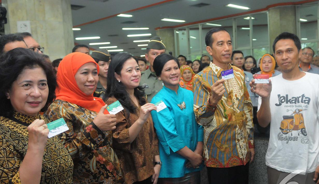 Kiri ke kanan: Menkes Nila Moeloek, Mensos Khofifah Indar Parawansa, Menko Pembangunan Manusia dan Kebudayaan Puan Maharani, Ibu Negara Iriana, Presiden Jokowi, dan seorang warga, Senin (3/11/2014). (Liputan6.com/Herman Zakharia)