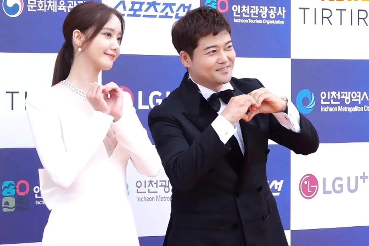 8 Gaya Busana Artis Korea di Karpet Merah Blue Dragon Series Awards, Yoona SNSD Tampil Tak Biasa