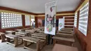Salah satu kelas dari sekolah dasar yang disponsori Didier Drogba di Onahio, Pokou-Kouamekro, Pantai Gading, (20/1/2018).  Drogba menjadi salah satu sponsor utama untuk sekolah tersebut. (AFP/Sia Kambou)