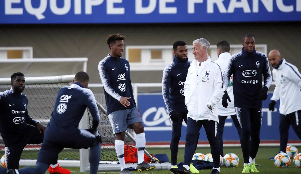 Pelatih Prancis, Didier Deschamps, saat sesi latihan jelang laga kualifikasi Piala Eropa 2020 di Clairefontaine, Paris, Rabu (20/3). Prancis akan berhadapan dengan Moldova. (AP/Christophe Ena)