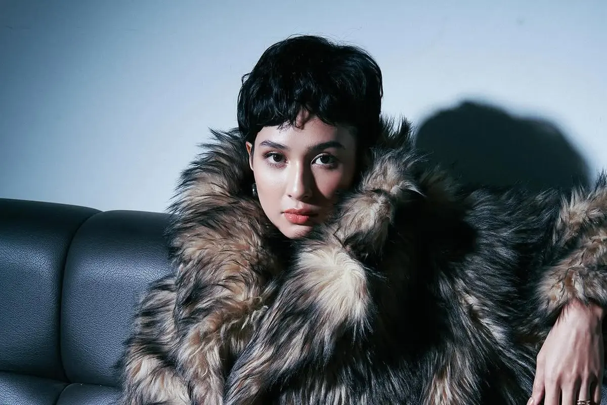 Potret Manglingi Mikha Tambayong dengan Rambut Pixie Cut, Tampil Stunning dengan Coat Berbulu