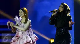 Siti Nurhaliza berduet dengan Lesti D'academy saat mengisi Golden Memories International di Studio Indosiar, Jakarta, Kamis (12/1). Rayakan HUT ke-22, Indosiar hadirkan Siti Nurhaliza di Golden Memories International.(Liputan6.com/Yoppy Renato)