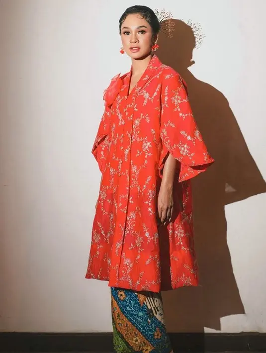Andien Aisyah tampil dengan kebaya modifikasi warna orange yang dibuat oleh Didiet Maulana. Kebaya yang dipadukan bawahan batik warna-warni ini terimspirwsi dari kebaya kartini dan kebaya peranakan. [@andienaisyah]