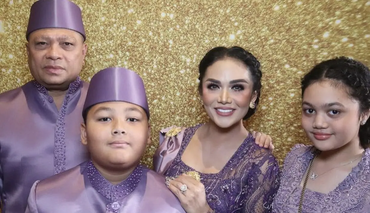 Begitupun dengan keluarga Lemos, Krisdayanti dan Amora tampil kompak berkebaya brokat. Serta Raul Lemos dan Kellen tampil mengenakan beskapnya. [@krisdayantilemos]