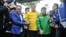Ketua Umum Partai Amanat Nasional (PAN) Zulkifli Hasan, Ketua Umum Partai Golkar Airlangga Hartarto dan Ketua Umum PPP Suharso Monoarfa yang tergabung dalam Koalisi Indonesia Bersatu (KIB) menyapa awak media saat tiba di Gedung KPU RI, Jakarta Pusat, Rabu (10/8/2022). Kedatangan ketiga petinggi KIB tersebut diiringi dengan berbagai atraksi tarian tradisional untuk mendaftarkan partai masing-masing sebagai peserta Pemilu 2024. (merdeka.com/Iqbal S Nugroho)