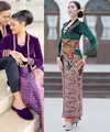Lihat di sini beberapa potret beda gaya public figure saat mengenakan kebaya kutu baru velvet.