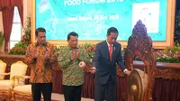 Presiden Jokowi bersama Ketua Umum Himpunan Kontak Tani Indonesia (HKTI) Moeldoko, dan Menteri Pertanian Amran Sulaiman (Dok Foto: Oji Humas Setkab)