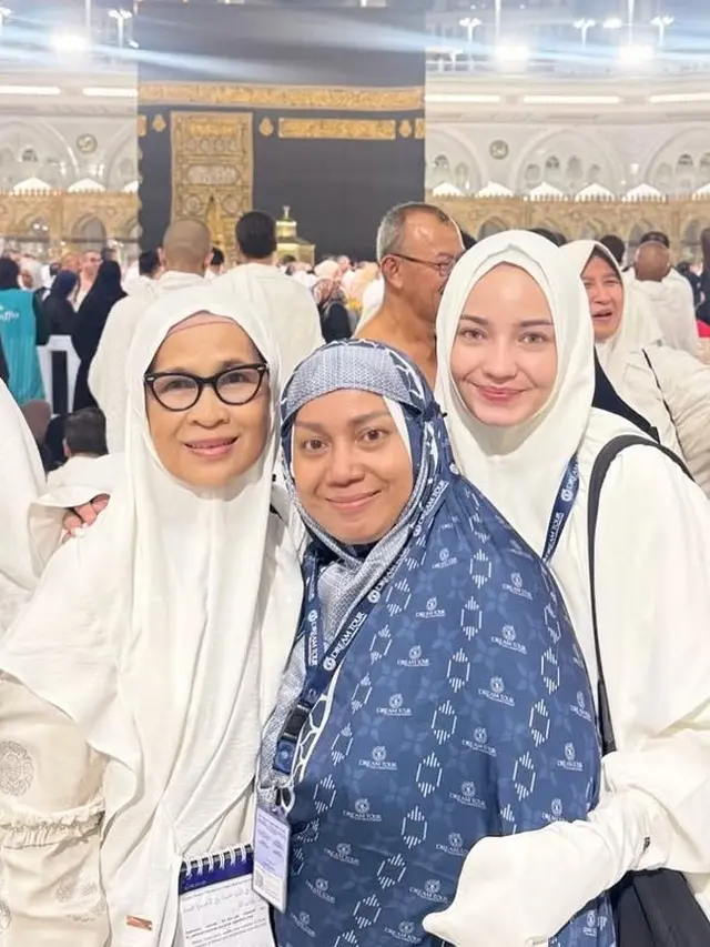 Tampilan Enzy Storia dan Celine Evangelista saat Umrah di bulan Ramadan