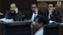 Terdakwa dugaan merintangi penyidikan dugaan korupsi e-KTP, Fredrich Yunadi (kiri) saat mengikuti sidang lanjutan di Pengadilan Tipikor, Jakarta, Kamis (29/3). Sidang mendengarkan keterangan saksi. (Liputan6.com/Helmi Fithriansyah)