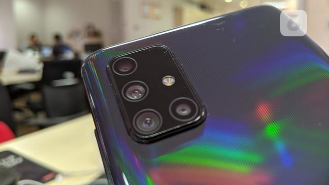 Empat lensa kamera di belakang bodi Galaxy A71. (/ Yuslianson)