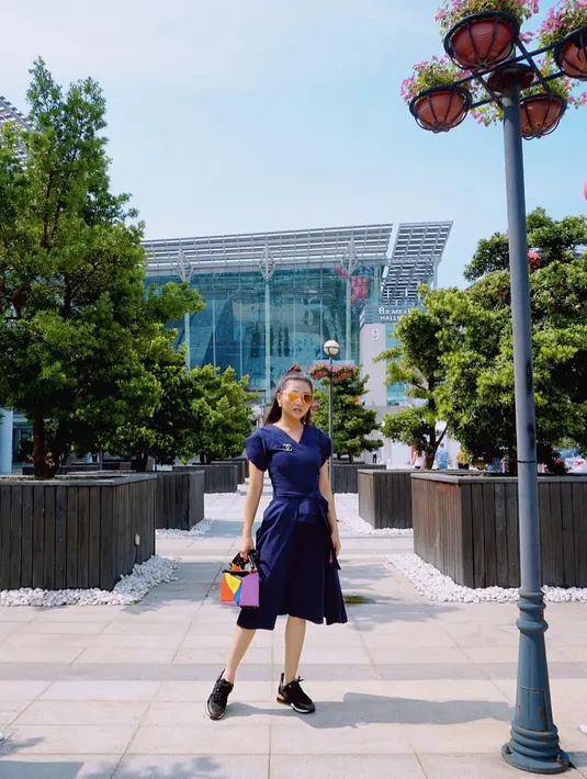 Ruben bersyukur karena sang anak bisa mengerti keadaanya. Cukup video call dengan Sarwendah, sudah bisa mengobati kerinduannya pada sang ibu. Menurut Ruben, Sarwendah lah yang berlebihan dengan drama bersedih. (Instagram/sarwendah29)