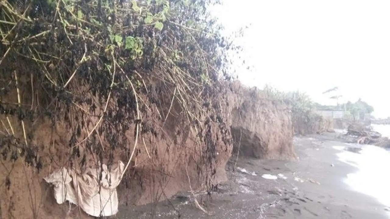 Abrasi Rusak Makam