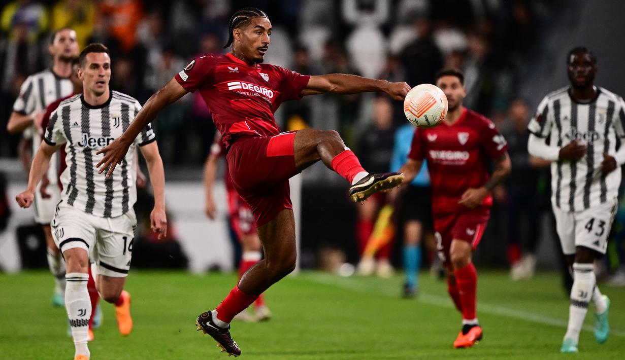 Pemain Sevilla, Loic Bade mengontrol bola pada laga leg pertama semifinal Liga Europa 2022/2023 melawan Juventus di Allianz Stadium, Juventus, Jumat (12/05/2023) WIB. Laga berakhir dengan skor 1-1. (AFP/Marco Bertorello)