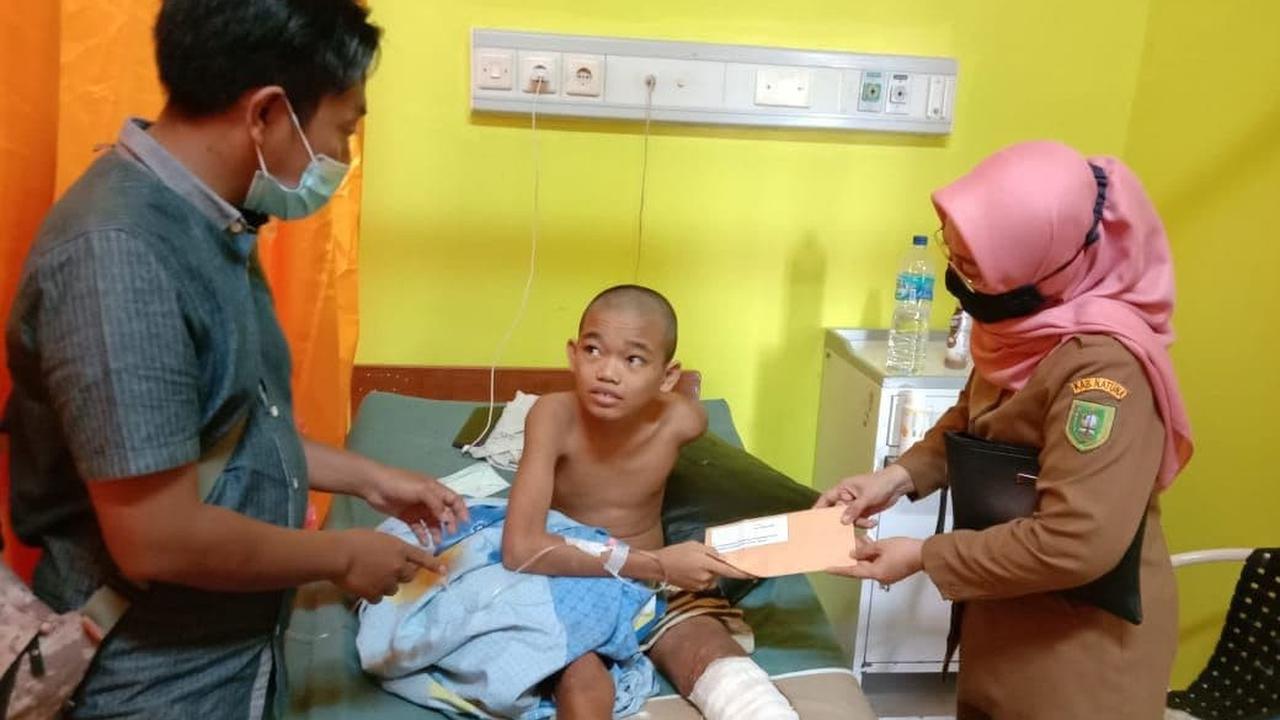 Kaki remaja di Natuna nyaris membusuk karena infeksi dan tak mampu berobat. (Foto: Batamnews.co.id)