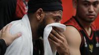 Pemain Timnas Basket Indonesia, Marques Tarrell Bolden menyeka mukanya dengan handuk saat laga playoff perempat final FIBA Asia Cup 2022 antara Timnas Basket China melawan Timnas Basket Indonesia di Istora Senayan, Jakarta, Senin (18/07/2022). (Bola.com/Bagaskara Lazuardi)