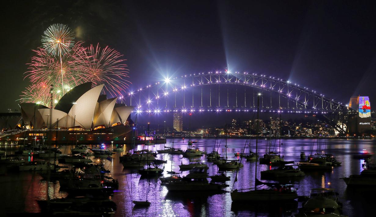 Pesta kembang api menghiasi malam Tahun Baru di Sydney Opera House dan Harbour Bridge, Sydney, Australia (31/12). Perayaan pesta kembang api di kawasan Opera House sudah dapat dinikmati sejak pukul 6 sore. (Reuters/Jason Reed)