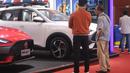 <p>MG memang sedang menarik perhatian para Milenial dan Gen Z. Namun, MG turut mendapat atensi khusus dari bapak bercelana krem ini. Dirinya seolah sedang bercengkrama dengan product expert MG di hadapan MG 5 GT. Jadi, semua orang bisa menikmati MG bukan?</p>