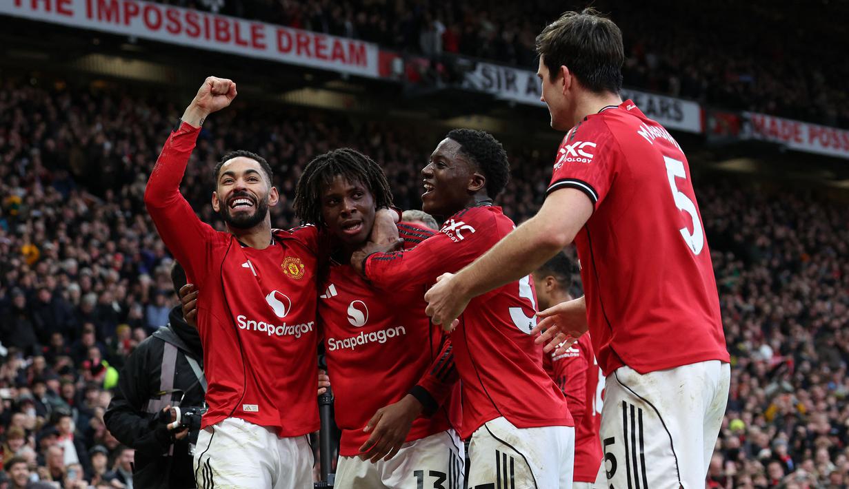 Publik Old Trafford kembali bergemuruh 11 menit kemudian. Patrick Dorgu kini yang berhasil mencatatkan namanya di papan skor setelah berhasil memanfaatkan umpan silang Matheus Cunha menjadi gol. (AFP/Darren Staples)