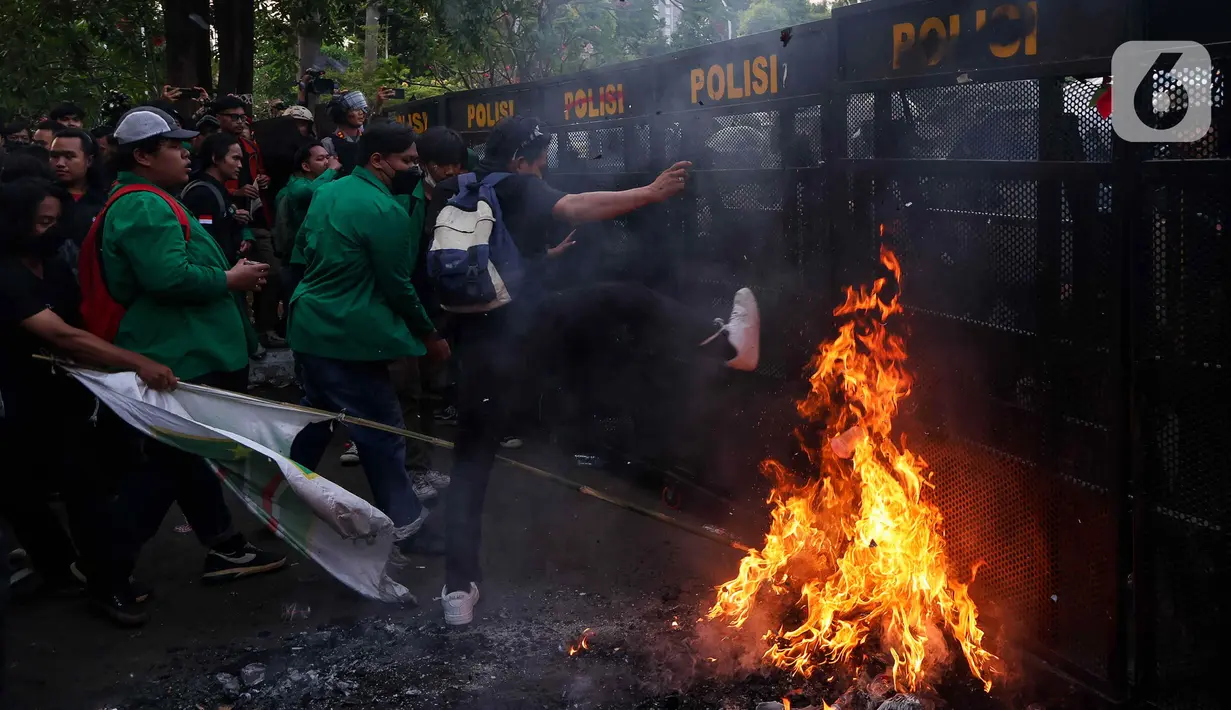 Sejumlah mahasiswa dari berbagai perguruan tinggi berusaha menembus barikade polisi saat berunjuk rasa di Gerbang Pancasila Parlemen, Jakarta, Kamis (22/8/2024). (Liputan6.com/Herman Zakharia)