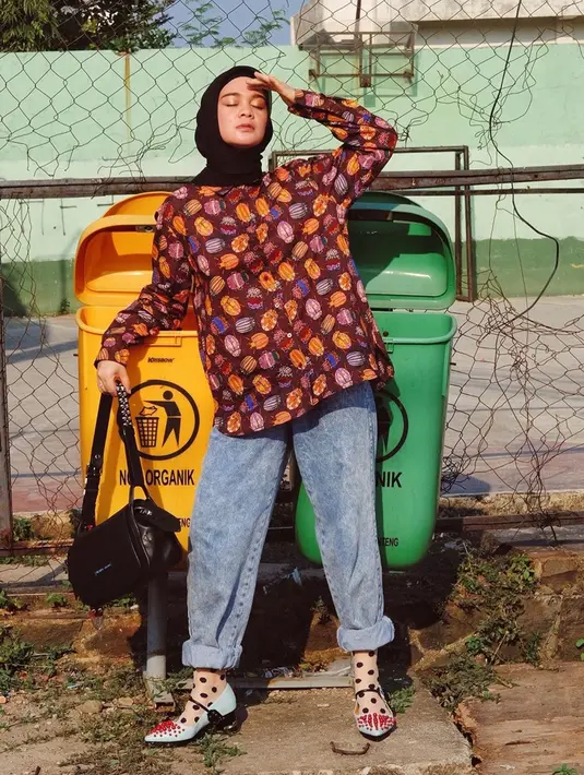 Tempat sampah bisa menjadi properti yang menarik bagi wanita kelahiran 1990 ini. Presenter ini tampil vintage dengan jeans dan baju motif.  Gayanya semakin nyentrik dengan kaos kaki polkadot dan sling back shoes.  (Liputan6.com/IG/@tantrinamirah)
