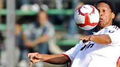 Penyerang AC Milan, Ronaldinho mengontrol bola saat Rossoneri bertandang ke Atalanta dalam lanjutan Serie A di Stadion Azzurri d'Italia, Bergamo, 4 Oktober 2009.AFP PHOTO/GIUSEPPE CACACE