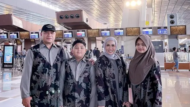 Krisdayanti umroh bareng keluarga [credit: @krisdayantilemos]