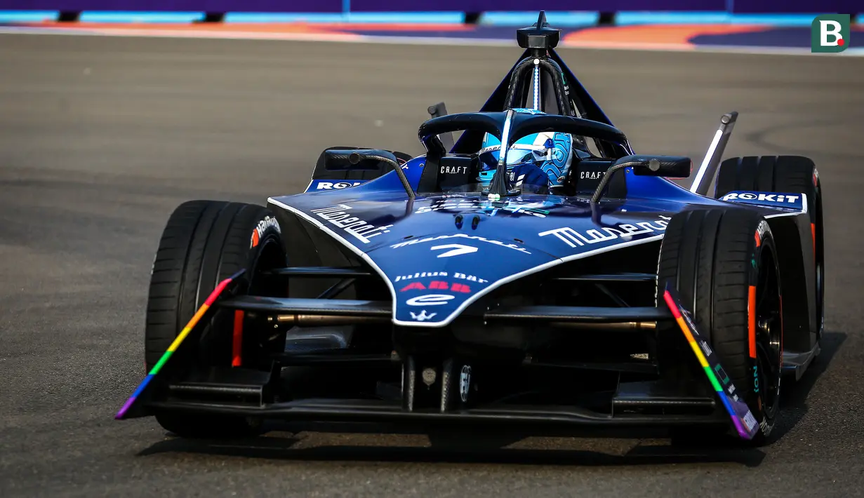 Pebalap Maserati MSG Racing, Maximilian Gunther memacu mobilnya saat sesi latihan bebas Jakarta E-Prix 2023 yang berlangsung di Jakarta Intenational E-Prix Circuit (JIEC), Ancol, Jakarta, Jumat (02/06/2023). Gunther menjadi pebalap tercepat pada sesi ini dengan menorehkan waktu 1 menit 08,946 detik. (Bola.com/Bagaskara Lazuardi)