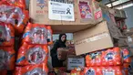 Seorang relawan mengemas perbekalan untuk dikirimkan ke daerah-daerah terdampak banjir di Badan Penanggulangan Bencana Daerah (BPBD) Sidoarjo, Provinsi Jawa Timur, pada Jumat 5 Desember 2025. Pemerintah Provinsi Jawa Timur akan memberangkatkan total 26,5 ton bantuan logistik untuk korban bencana di Sumatera Utara dan Aceh. (JUNI KRISWANTO/AFP)