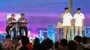 Cagub DKI Jakarta nomor 3, Anies Baswedan didampingi Sandiaga Uno memaparkan visi misi pada Debat Final Cagub DKI Jakarta di Bidakara, Jakarta, Jumat (10/2). (Liputan6.com/Faizal Fanani)