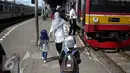 Penumpang bersiap menaiki kereta rel listrik di Stasiun Bogor, Jawa Barat, Rabu (21/12). PT KAI Commuter Jabodetabek (KCJ) menargetkan untuk dapat melayani 1,2 juta penumpang per hari pada awal 2019. (Liputan6.com/Faizal Fanani)